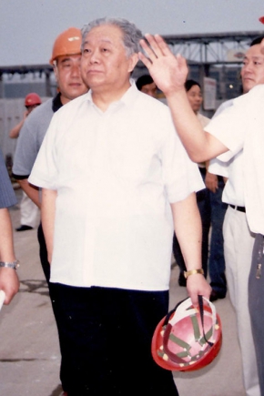 2000年8月16日，第十届全国人大常委会副委员长（时任国家经贸委主任）盛华仁（中）莅临公司视察。